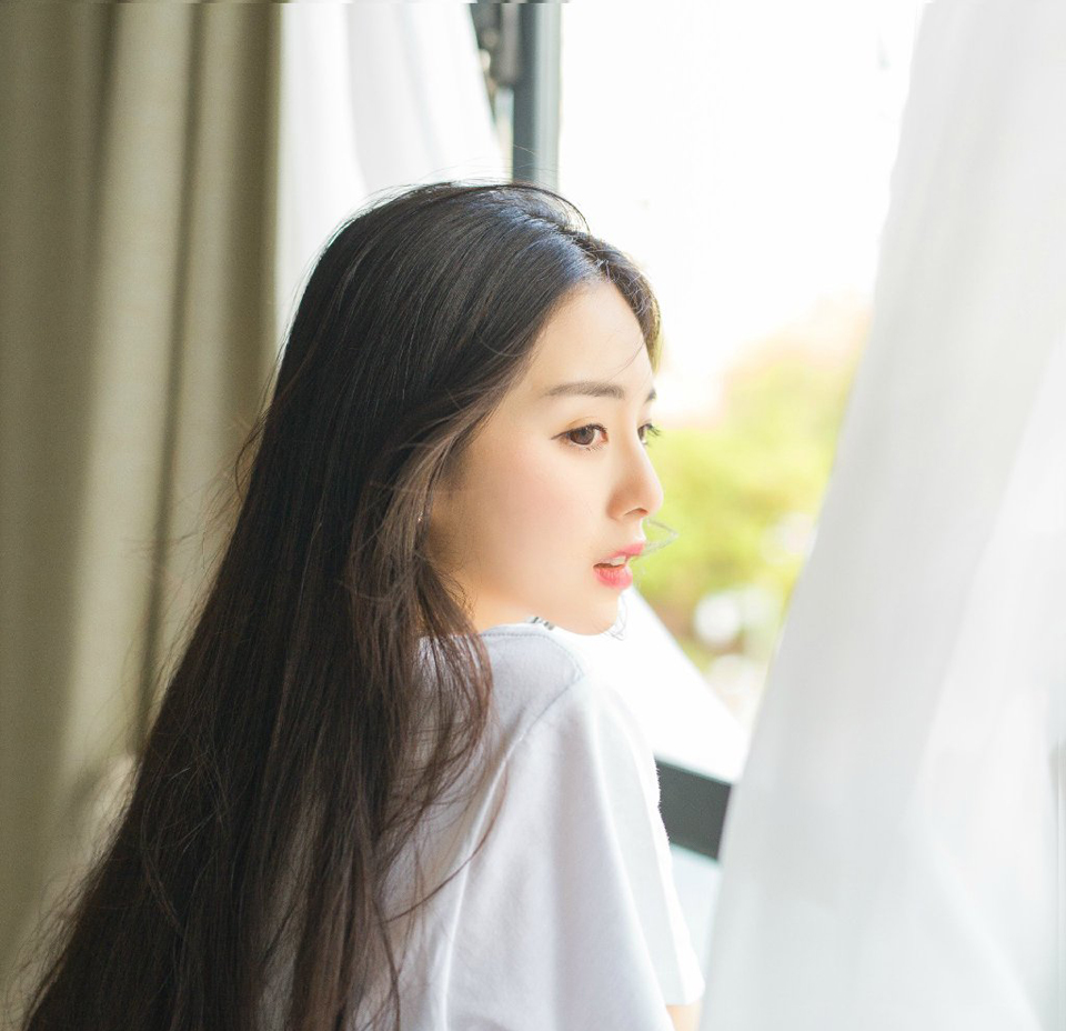 “噗噗~”一枚枚短箭从不同的方向射出来，这些虎卫毕竟是曹操身边的精锐，在虎卫统领示警的那一刻，就做出了反应，依旧有人中箭倒地。
